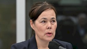 وزيرة خارجية غرينلاند تخرج من البيت الأبيض باكية! (فيديو)