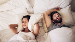لماذا يختار المزيد من الأزواج النوم منفصلين؟