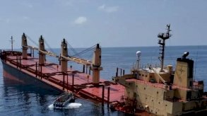 ماذا نعرف عن أول سفينة تغرق قبالة الساحل اليمني بعد هجوم الحوثيين عليها؟