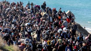 صورة تظهر نازحين فلسطينيين خلال عودتهم إلى منازلهم شمال قطاع غزة © Reuters