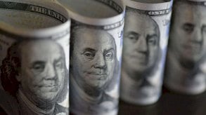 أسواق المال تهتز.. ماذا يعني انهيار الدولار؟