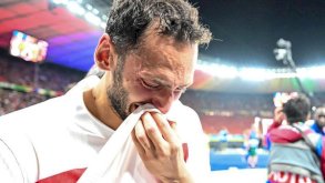 لاعب كرة القدم التركي هاكان تشالهان أوغلو يبكي بعد الهزيمة في ربع نهائي بطولة كأس الأمم الأوروبية 2024 بين هولندا وتركيا في برلين بألمانيا. - Getty Images