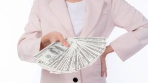 لماذا يفقد الرجل الثقة بنفسه عندما تحصل الزوجة على دخل أعلى منه؟