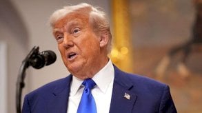 ترامب يهدد بفرض رسوم جمركية بنسبة 50 في المئة على الاتحاد الأوروبي و25 في المئة على هواتف آيفون