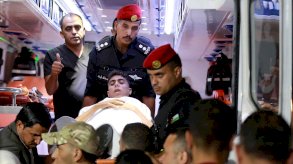 عناصر من قوات الأمن الأردني خلال استقبال طفل فلسطيني مريض أجلي من قطاع غزة لتلقي العلاج في المملكة - Getty Images