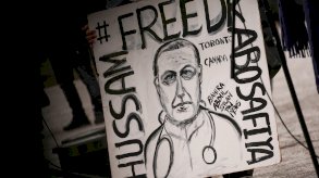 لافتة في كندا خلال تجمع يطالب بالإفراج عن مدير مستشفى كمال عدوان في قطاع غزة الطبيب حسام أبو صفية في 5 يناير/كانون الثاني 2025 - Getty Images