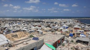 خيامٌ تؤوي نازحين فلسطينيين تملأ المنطقة المتضررة من الحرب المحيطة بميناء مدينة غزة في 8 أغسطس/آب 2025. - Getty Images