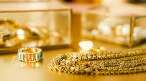 عقد وخاتم مصنوعان من الذهب - Getty Images