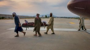 صورة تظهر إخلاء أحد ضحايا زلزال أفغانستان جوّاً. - Reuters