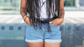 فتاة ترتدي الجينز بجيوب صغيرة - Alamy