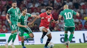 قائد منتخب الفراعنة محمد صلاح خلال مباراة ودية بين مصر والجزائر على ملعب هزاع بن زايد في أبو ظبي في 16 أكتوبر/تشرين الأول 2023 - Getty Images