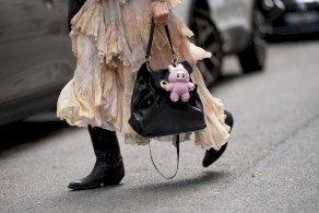 حقيبة يد مزينة بدمية لابوبو خلال جلسة تصوير لأزياء الشارع في السادس من يونيو/ حزيران 2025 في باريس، فرنسا. - Getty Images