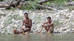 شخصان يجلسان على شاطئ النهر - Fenamad