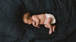 كيف تخبرنا فضلات الأطفال حديثي الولادة عن صحتهم في المستقبل؟