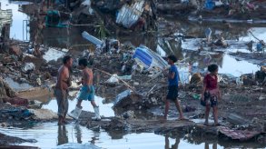 يتفقد السكان ما يمكن إنقاذه من أنقاض منازلهم المدمرة، حيث تحولت منازل لا حصر لها إلى أنقاض بسبب الفيضانات التي سببها إعصار كالمايغي، في بياسونغ، مقاطعة سيبو، الفلبين، في 5 نوفمبر/تشرين الثاني 2025. - Getty Images