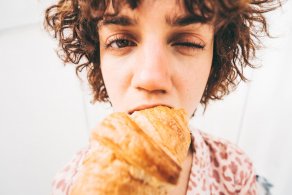 هل يدفعك التوتر لتناول الطعام أكثر؟ إليك الأسباب