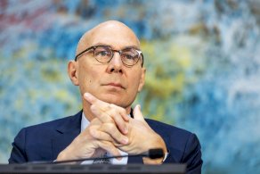 يستمع المفوض السامي للأمم المتحدة لحقوق الإنسان فولكر تورك إلى بيان خلال الجلسة الخاصة لمجلس حقوق الإنسان بشأن حالة حقوق الإنسان في مدينة الفاشر السودانية وما حولها، في المقر الأوروبي للأمم المتحدة في جنيف، سويسرا، 14 نوفمبر 2025 - EPA