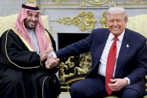 الرئيس الأمريكي دونالد ترامب (يمين) يمسك بيد ولي العهد السعودي الأمير محمد بن سلمان خلال اجتماع البيت الأبيض في 18 نوفمبر/تشرين الثاني 2025 - Getty Images