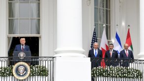 الرئيس الأمريكي دونالد ترامب في البيت الأبيض وعلى يساره يستمع رئيس الوزراء الإسرائيلي بنيامين نتنياهو ووزير الخارجية الإماراتي عبد الله بن زايد آل نهيان ووزير خارجية البحرين عبد اللطيف الزياني قبل توقيع الاتفاقيات الإبراهيمية - AFP via Getty Images