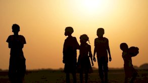 أطفال عند مغيب الشمش - BBC