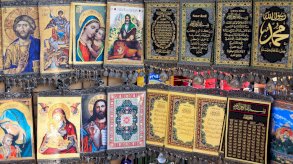 هدايا تذكارية دينية إسلامية ومسيحية. - Getty Images
