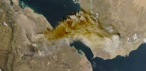 صورة من القمر الصناعي تُظهر تصاعد الرماد من ثوران بركان هايلي غوبي في إثيوبيا أثناء انجرافه فوق البحر الأحمر، 23 نوفمبر/تشرين الثاني 2025 - Reuters