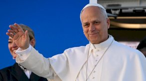 البابا لاون الرابع عشر يستقل طائرة متجهة إلى أنقرة في أول رحلة رسولية له إلى تركيا ولبنان. - Getty Images