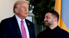 الرئيس الأمريكي دونالد ترامب (يسار) مرتدياً بدلة رسمية سوداء وقميصاً أبيض وربطة عنق تبدو بدرجات اللون الوردي، وإلى جانبه نظيره الأوكراني فولوديمير زيلينسكي مبتسماً ويرتدي قميصاً أسود اللون. - Reuters