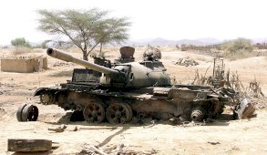 دبابة مدمَّرة في الحرب الأثيوبية الأريتيرية - AFP via Getty Images