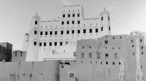 صورة تعود لعام 1955 لقصر سيئون، مقر إقامة السلطان الكثيري في مدينة سيئون بحضرموت، وهو أحد أكبر المباني المبنية بالطوب اللبن في العالم - Getty Images