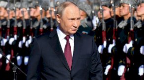 الرئيس الروسي فلاديمير بوتن يحضر حفل استقبال خارج مقر الرئاسة في ينتيماك أوردو (قصر الوحدة) قبل محادثات مع الرئيس القرغيزي، في بيشكيك في 26 نوفمبر/تشرين الثاني 2025. - Getty Images