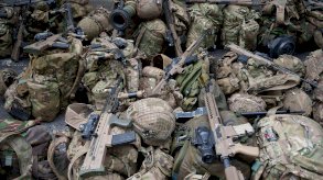 معداتٌ ومعداتٌ، بما في ذلك أسلحة هيكلر وكوخ SA80، تابعةٌ لأفرادٍ من فوج المظلات الاحتياطي الرابع، تُجهّز قبل أول عرضٍ لعمدة مدينة لندن، في 8 نوفمبر/تشرين الثاني 2025، في لندن، إنجلترا. - Getty Images