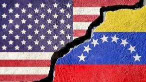 صورة لعلمَي الولايات المتحدة وفنزويلا على خلفية سوداء متشققة من المنتصف بين العلمين، على شكل صدع. - Getty Images