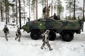 جنود من الجيش الفنلندي والبريطاني في مركبة باتريا باسي المدرعة في فوسانكا بالقرب من كاياني في فنلندا، خلال تدريبات جنود بريطانيين ضمن مناورة عسكرية واسعة النطاق على حدود حلف الناتو مع روسيا - PA Media
