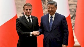 الرئيس الفرنسي إيمانويل ماكرون (يسار) والرئيس الصيني شي جين بينغ (يمين) - Getty Images