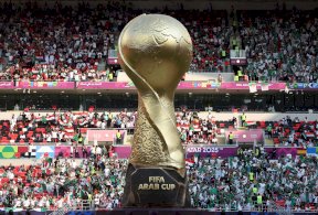 نسخة عملاقة من كأس بطولة كأس العرب لكرة القدم على ملعب أحمد بن علي في الدوحة في 3 ديسمبر/كانون الأول 2025. - FIFA via Getty Images