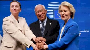 رئيسة الوزراء الدنماركية ميتي فريدريكسن (يسار) ورئيس المجلس الأوروبي أنطونيو كوستا ثم رئيسة المفوضية الأوروبية أورسولا فون دير لاين (يمين) يعلنون عن الاتفاق في قمة بروكسل - Reuters