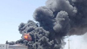 صورة أرشيفية تُظهر عمودًا كثيفًا من الدخان والنيران - Reuters