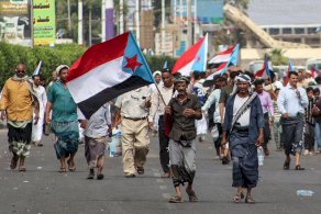 أنصار المجلس الانتقالي الجنوبي في اليمن، يلوّحون بأعلام دولة 