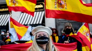 امرأة ترتدي كمامة كُتب عليها 