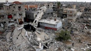 صورة لأنقاض مسجد من خان يونس جنوبي قطاع غزة يوم 7 أكتوبر/تشرين الأول 2024 - AFP