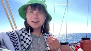 غريتا ثانبيرغ تتحدث لبي بي سي عربي من على متن سفينة 