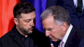 الرئيس الأوكراني فولوديمير زيلينسكي (يسار) والمبعوث الأمريكي الخاص ستيف ويتكوف يتحدثان. زيلنسكي يرتدي قميصاً أسود وجاكيت بنفس اللون، بينما يرتدي ويتكوف بدلة رسمية تبدو سوداء مع قميص أبيض وربطة عنق تبدو باللونين الفضي والأسود. - AFP via Getty Images