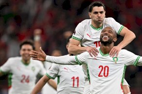 صورة للاعب المنتخب المغربي وهو يقفز على أكتاف زملائه في الفريق في الملعب مبتهجا بعد إحرازه الهدف الثاني خلال المبارة بين المغرب وزامبيا والتي انتهت بفوز المغرب 3/صفر - Getty Images