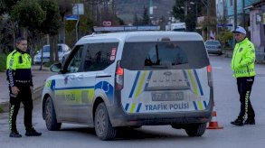 فردان من قوات الأمن التركية يقفان بجوار سيارة شرطة تغلق الشارع أثناء تنفيذ مداهمة أمنية في يالوفا - Reuters