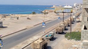 سارت قافلة من المركبات المدرعة في أحد شوارع مدينة المكلا الساحلية جنوب اليمن. - Getty Images