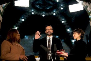 رئيس بلدية نيويورك زهران ممداني خلال تأدية اليمين الدستورية وإلى جانبه (يمين) زوجته راما دوجي وليتيشا جيمس، المدعية العامة لولاية نيويورك - Bloomberg via Getty Images