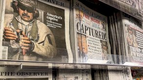 صحف مختلفة يظهر عليها خبر الهجوم الأمريكي على فنزويلا - AFP via Getty Images