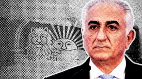 صورة زعيم المعارضة الإيرانية ونجل آخر شاه لإيران، رضا بهلوي، موضوعة فوق شعار الأسد والشمس الموجود على العلم التاريخي لإيران - AFP