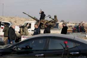 يتمركز جنود الجيش السوري في محيط أحياء الشيخ مقصود - EPA